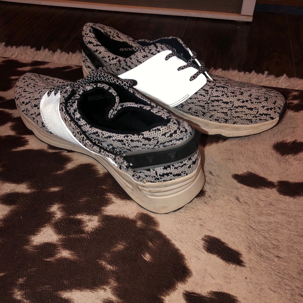 White tennis shoes